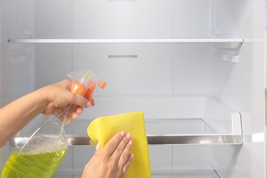 Complete guide on how to clean your refrigerator the right way