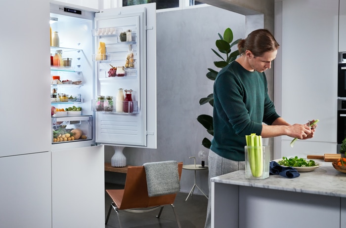 How to remove smell from fridge