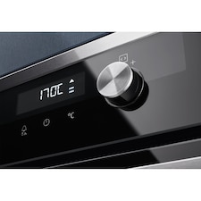 60cm UltimateTaste 500 built-in pyrolytic oven with 72L capacity