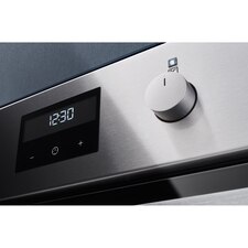 60cm UltimateTaste 500 built-in single oven with 72L capacity