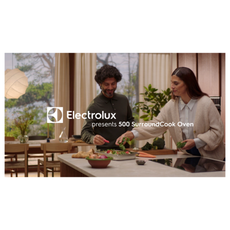 60cm 500 Series SurroundCook built-in single oven with 72L capacity